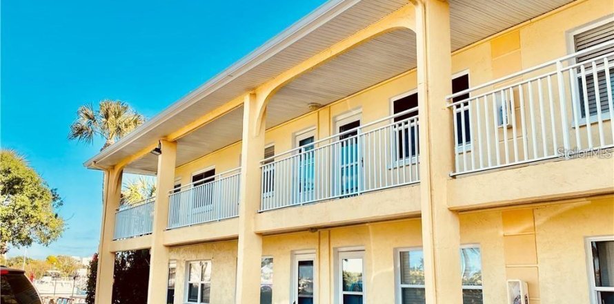 Condominio en Treasure Island, Florida, 1 dormitorio  № 2111675