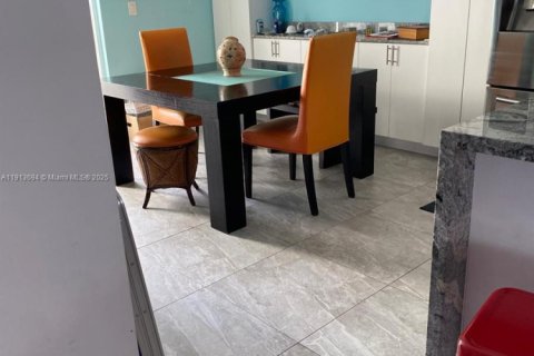 Купить таунхаус в Майами, Флорида 3 спальни, 145.39м2, № 1970715 - фото 12