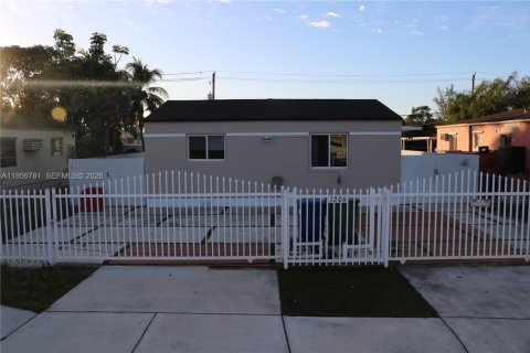 House in Opa-locka, Florida 2 bedrooms, 72.46 sq.m. № 2019572