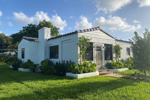 House in Biscayne Park, Florida 3 bedrooms № 1851962 - photo 1