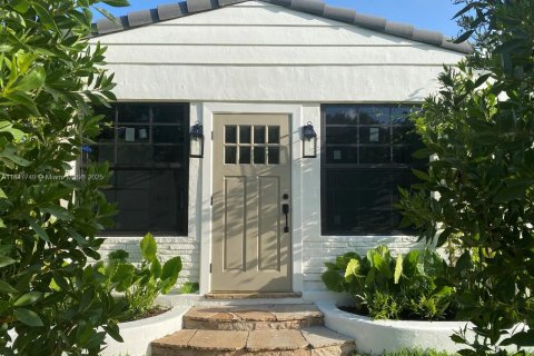 House in Biscayne Park, Florida 3 bedrooms № 1851962 - photo 2