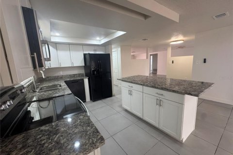 House in Port Richey, Florida 2 bedrooms, 129.04 sq.m. № 2226742 - photo 3