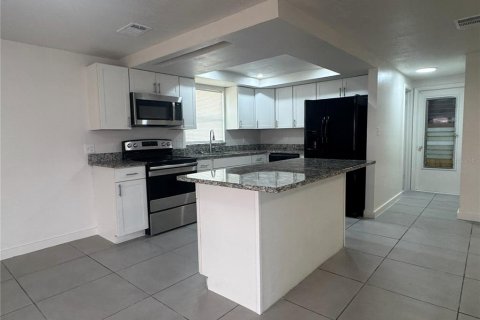 House in Port Richey, Florida 2 bedrooms, 129.04 sq.m. № 2226742 - photo 8
