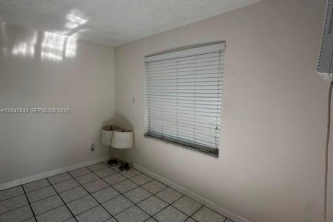 Commercial property in Miami, Florida 1 bedroom № 2087267 - photo 8