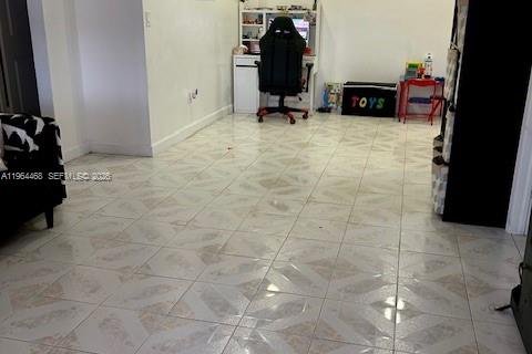 Villa ou maison à vendre à Miami, Floride: 6 chambres, 163.51 m2 № 2025929 - photo 3