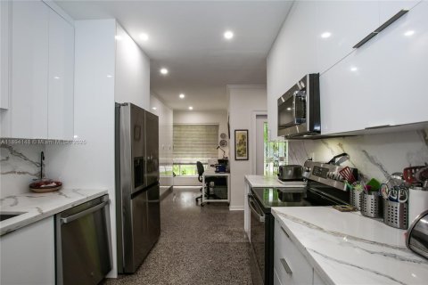 Casa en venta en Miami, Florida, 4 dormitorios, 141.12 m2 № 1945760 - foto 9