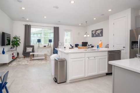 Townhouse in Davenport, Florida 3 bedrooms, 150.69 sq.m. № 2092208 - photo 5
