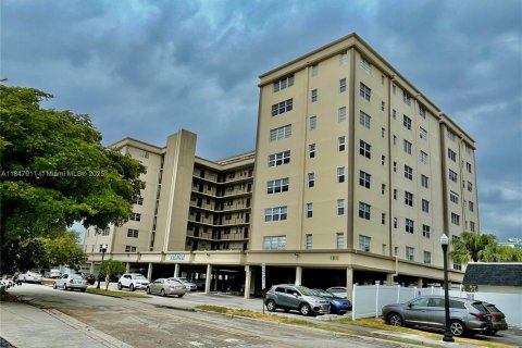 Condominio en venta en Hollywood, Florida, 1 dormitorio, 86.77 m2 № 1849152 - foto 1