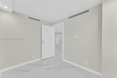 Condo in Sunny Isles Beach, Florida, 2 bedrooms  № 1892432 - photo 10