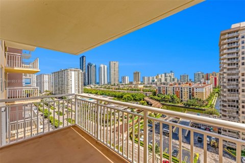 Condo in Sunny Isles Beach, Florida, 2 bedrooms  № 1892432 - photo 17