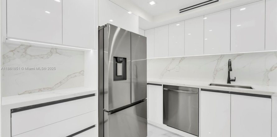 Condo in Sunny Isles Beach, Florida, 2 bedrooms  № 1892432