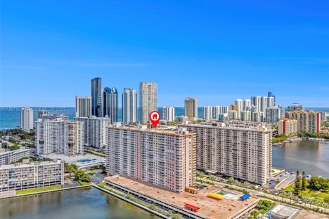 Condo in Sunny Isles Beach, Florida, 2 bedrooms  № 1892432 - photo 18
