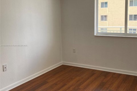 Condo in Miami, Florida, 1 bedroom  № 1977216 - photo 4