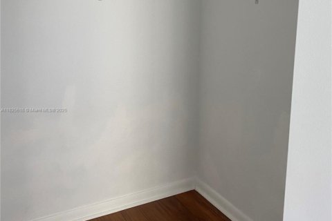 Condo in Miami, Florida, 1 bedroom  № 1977216 - photo 5