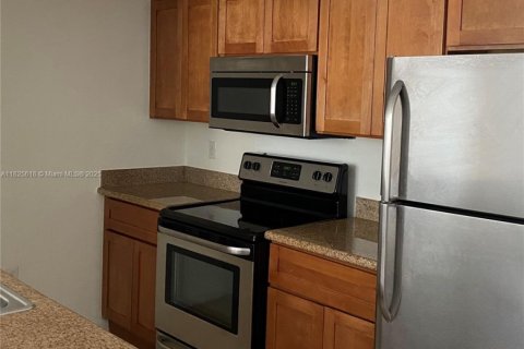 Condo in Miami, Florida, 1 bedroom  № 1977216 - photo 3