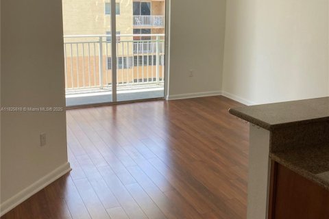 Condo in Miami, Florida, 1 bedroom  № 1977216 - photo 2