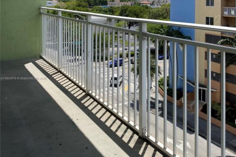 Condo in Miami, Florida, 1 bedroom  № 1977216 - photo 1