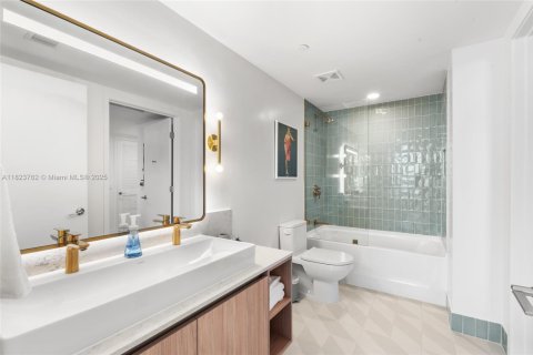 Condo in Miami, Florida, 1 bedroom  № 1888841 - photo 17