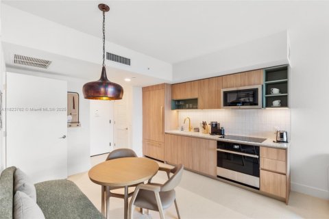 Condo in Miami, Florida, 1 bedroom  № 1888841 - photo 6