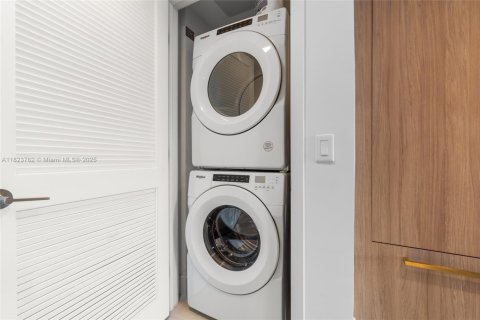 Condo in Miami, Florida, 1 bedroom  № 1888841 - photo 18