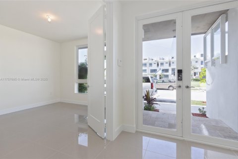 Touwnhouse à vendre à Doral, Floride: 4 chambres, 246.66 m2 № 1706905 - photo 2