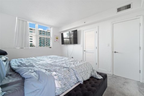 Condo in North Bay Village, Florida, 2 bedrooms  № 1693204 - photo 8
