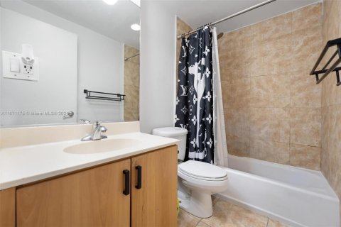 Condo in North Bay Village, Florida, 2 bedrooms  № 1693204 - photo 9