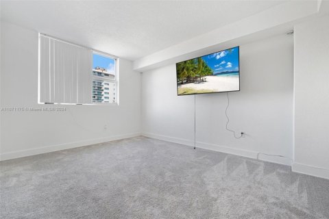 Condo in North Bay Village, Florida, 2 bedrooms  № 1693204 - photo 10