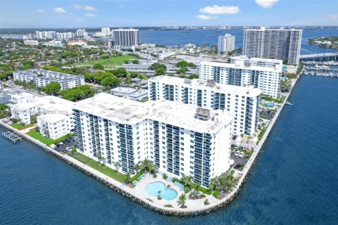 Condo in North Bay Village, Florida, 2 bedrooms  № 1693204 - photo 21