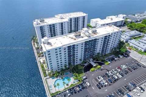 Condo in North Bay Village, Florida, 2 bedrooms  № 1693204 - photo 20
