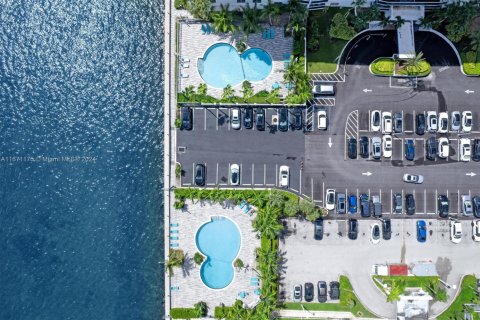 Condo in North Bay Village, Florida, 2 bedrooms  № 1693204 - photo 19