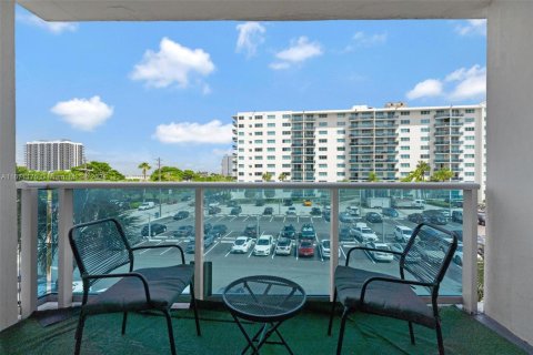 Condo in North Bay Village, Florida, 2 bedrooms  № 1693204 - photo 1