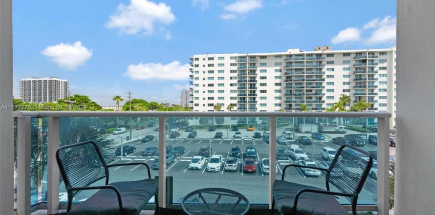 Condo in North Bay Village, Florida, 2 bedrooms № 1693204