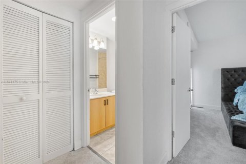 Condo in North Bay Village, Florida, 2 bedrooms  № 1693204 - photo 13