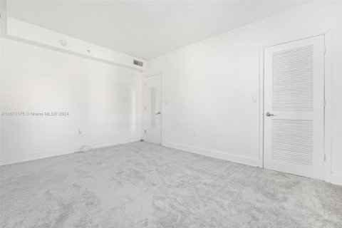 Condo in North Bay Village, Florida, 2 bedrooms  № 1693204 - photo 11