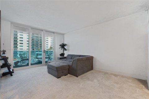 Condo in North Bay Village, Florida, 2 bedrooms  № 1693204 - photo 15
