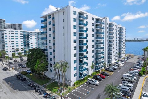 Condo in North Bay Village, Florida, 2 bedrooms  № 1693204 - photo 22
