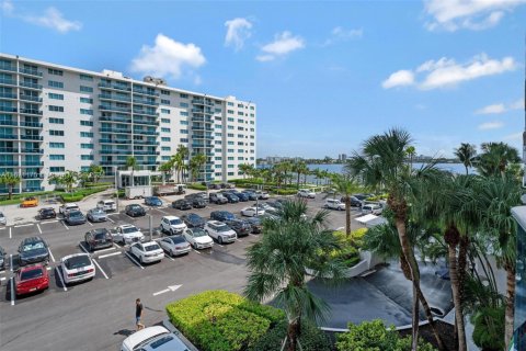 Condo in North Bay Village, Florida, 2 bedrooms  № 1693204 - photo 17