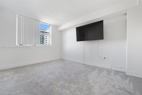 Condo in North Bay Village, Florida, 2 bedrooms  № 1693204 - photo 12
