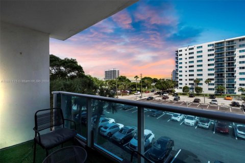 Condo in North Bay Village, Florida, 2 bedrooms  № 1693204 - photo 16