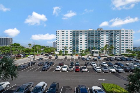 Condo in North Bay Village, Florida, 2 bedrooms  № 1693204 - photo 18