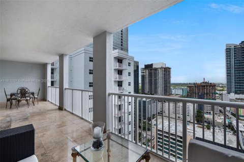Condo in Miami, Florida, 2 bedrooms  № 1686265 - photo 16