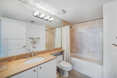 Condo in Miami, Florida, 2 bedrooms  № 1686265 - photo 13