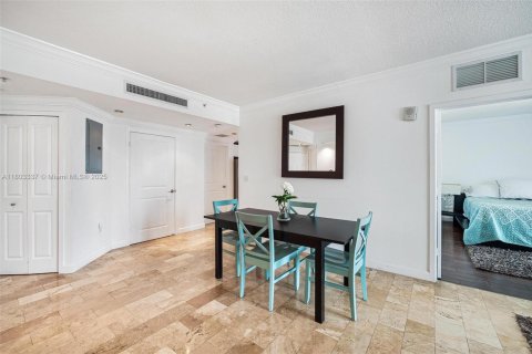 Condo in Miami, Florida, 2 bedrooms  № 1686265 - photo 8