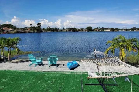 Снять в аренду таунхаус в Дания-Бич, Флорида 3 спальни, 87.24м2, № 1938978 - фото 1