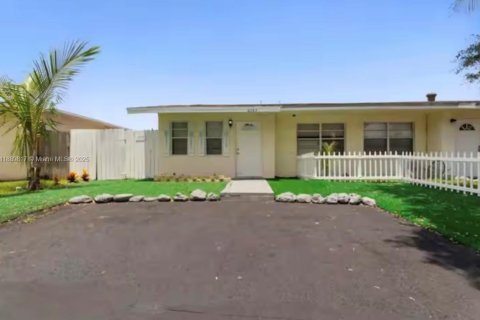 Снять в аренду таунхаус в Дания-Бич, Флорида 3 спальни, 87.24м2, № 1938978 - фото 13