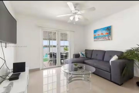 Снять в аренду таунхаус в Дания-Бич, Флорида 3 спальни, 87.24м2, № 1938978 - фото 7