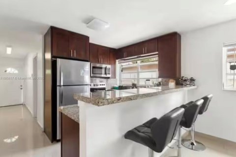 Снять в аренду таунхаус в Дания-Бич, Флорида 3 спальни, 87.24м2, № 1938978 - фото 5