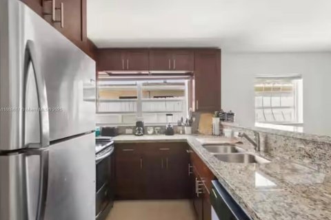 Снять в аренду таунхаус в Дания-Бич, Флорида 3 спальни, 87.24м2, № 1938978 - фото 6