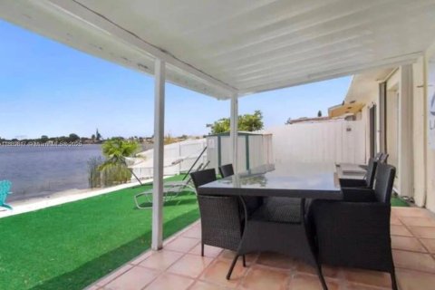 Снять в аренду таунхаус в Дания-Бич, Флорида 3 спальни, 87.24м2, № 1938978 - фото 3